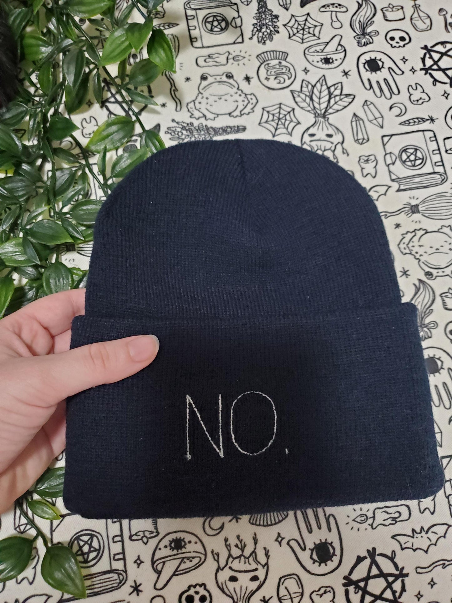 No. embroidered beanie hat, large size